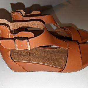 Serra Memory Foam Tan Size 8 Sandals